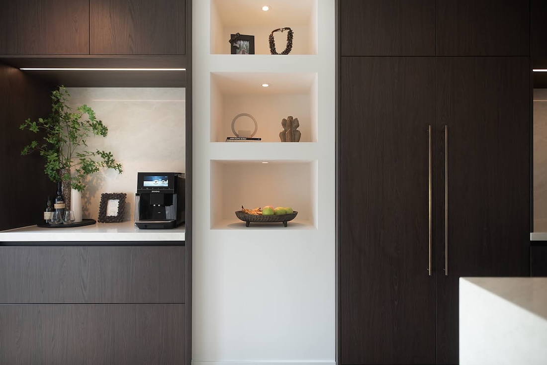 Foto Waarom donker hout zo mooi werkt in een luxe keuken FotoWaarom donker hout zo mooi werkt in een luxe keuken